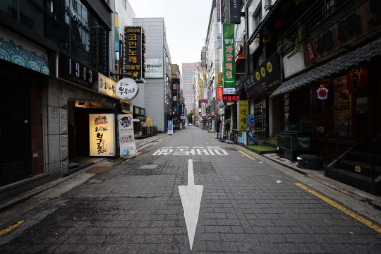 주말에도 썰렁한 종로상권  '사회적 거리두기 2.5단계'가 실시된 30일 오후 서울 종로구 젊음의거리가 한산한 모습을 보이고 있다.  연합뉴스